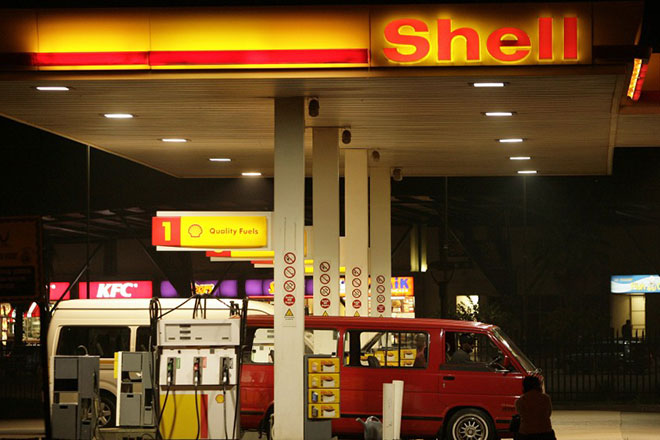 7. Royal Dutch Shell với năng lực sản  xuất 3,9 triệu thùng dầu/ngày. Ra đời năm  1907 thông qua vụ kết hợp giữa tập đoàn Royal Dutch Petroleum  và Shell Transport and Trading Company của Anh. Royal Dutch Shell  hiện là một trong những đại gia dầu khí lớn nhất thế giới với hệ thống phân phối rộng khắc bắc Mỹ và là nhà tài trợ nhiên liệu chính cho giải đua F1. Năm 2013, tập đoàn này đạt doanh thu hơn 450 tỷ USD trong đó chủ yếu đến từ việc khai thác và kinh doanh xăng dầu.
